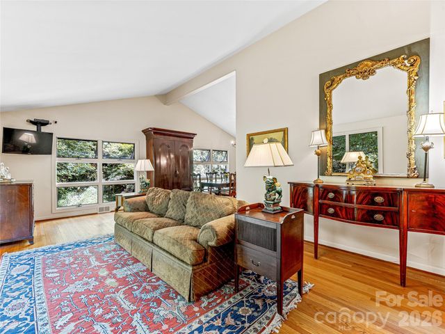 5 Hillcrest Road E, Asheville, NC 28804