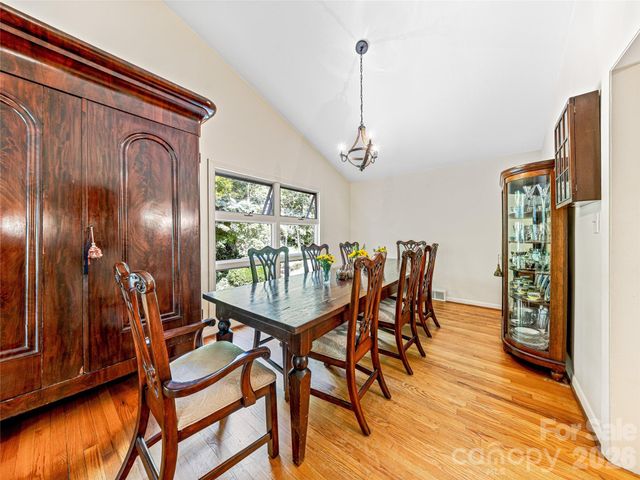 5 Hillcrest Road E, Asheville, NC 28804