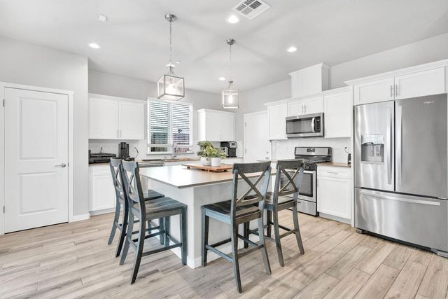 3875 Roberts Avenue, Clovis, CA 93619