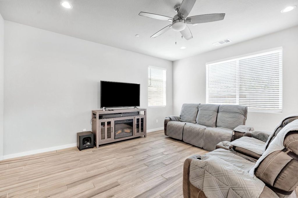 Image 9 of property listing at 3875 Roberts Avenue, Clovis, CA 93619