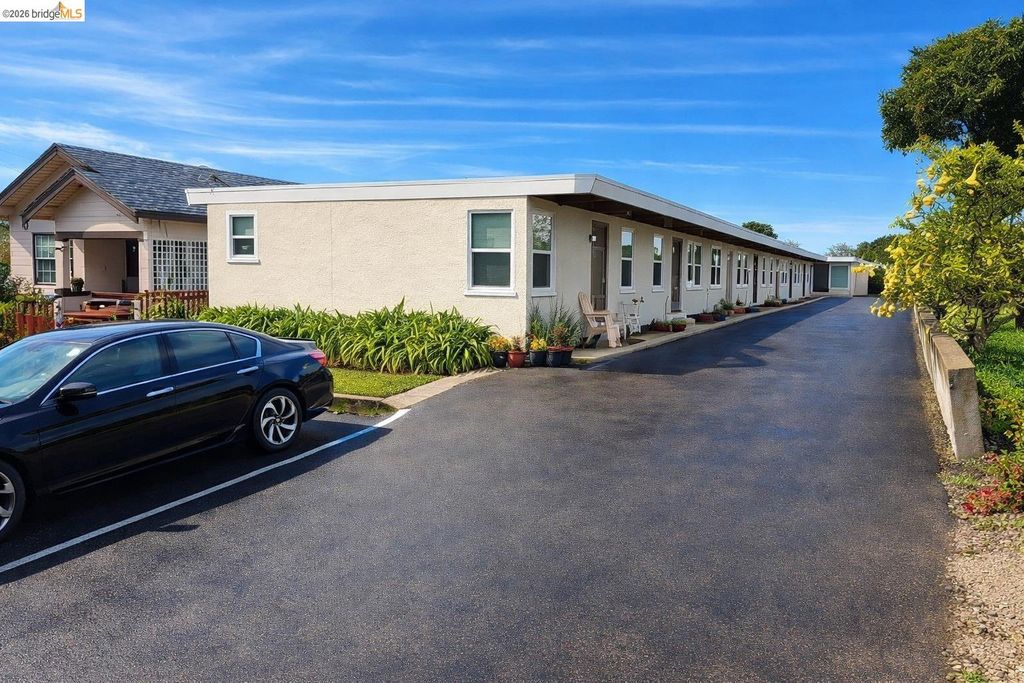 21447 Ocean View Dr, Hayward, CA 94541