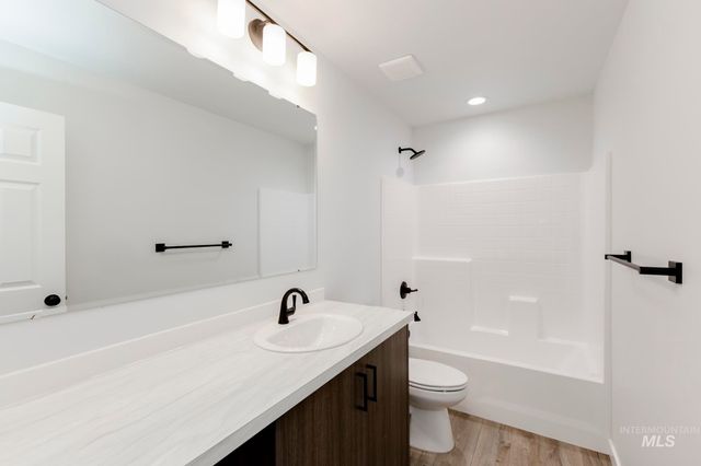 7155 E Shields Dr, Nampa, ID 83687