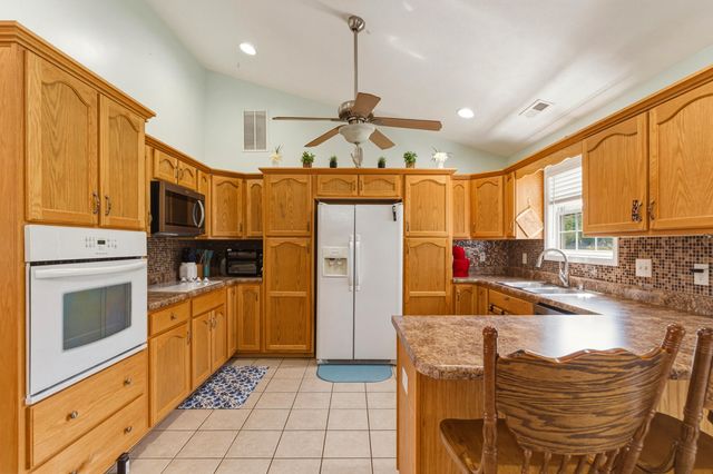 209 Kathie Court, Vine Grove, KY 40175