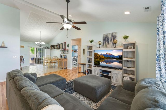 209 Kathie Court, Vine Grove, KY 40175