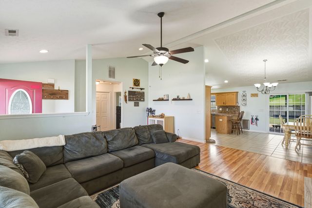 209 Kathie Court, Vine Grove, KY 40175