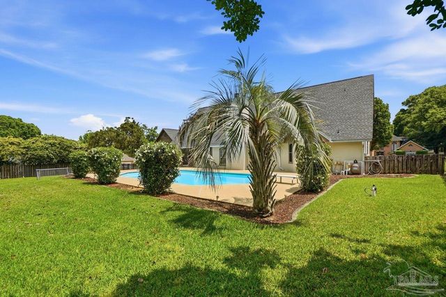 1437 Kings Rd, Cantonment, FL 32533