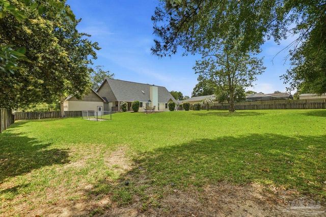 1437 Kings Rd, Cantonment, FL 32533