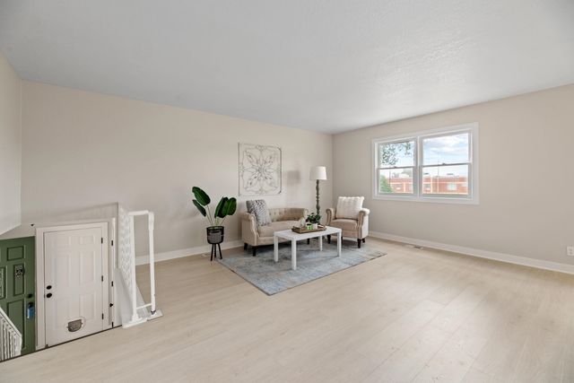 2108 W 46th St S, Wichita, KS 67217