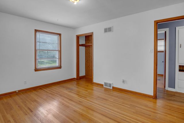 870 S Watson Ln, Wichita, KS 67207