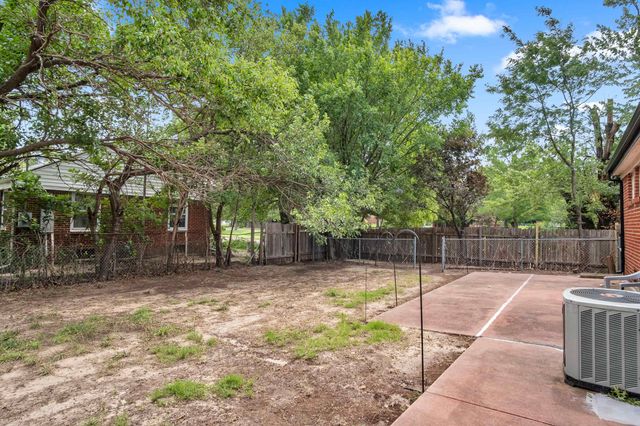 870 S Watson Ln, Wichita, KS 67207