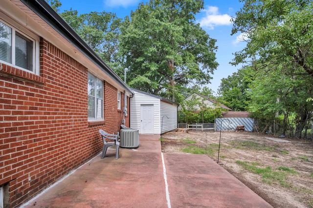 870 S Watson Ln, Wichita, KS 67207