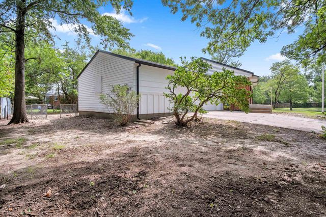 870 S Watson Ln, Wichita, KS 67207
