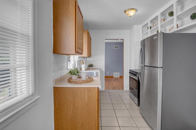 870 S Watson Ln, Wichita, KS 67207