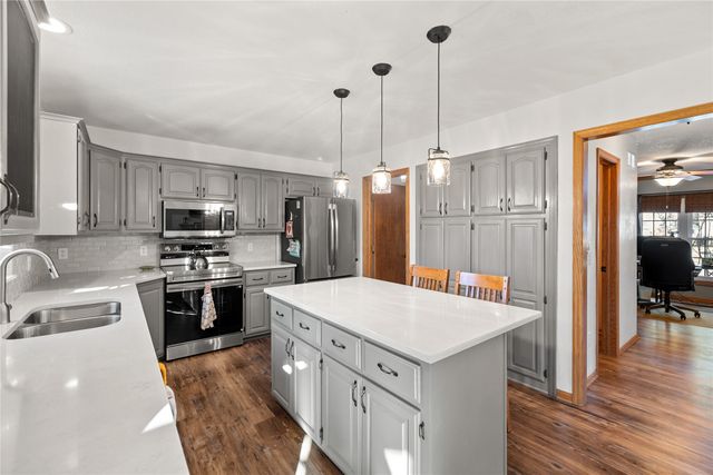 1402 NW Parkridge Place, Ankeny, IA 50023