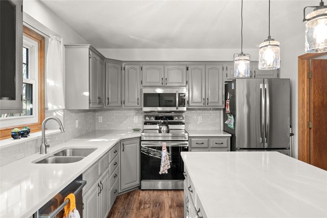 1402 NW Parkridge Place, Ankeny, IA 50023