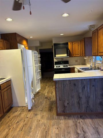 6099 Brookwood Drive, Burton, MI 48509