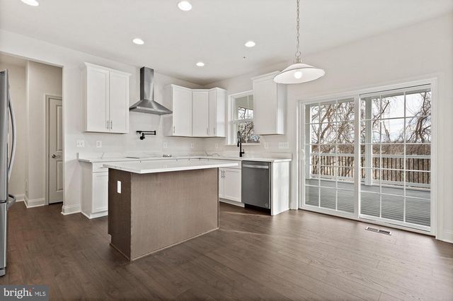 20821 BROOKE KNOLLS RD, Gaithersburg, MD 20882