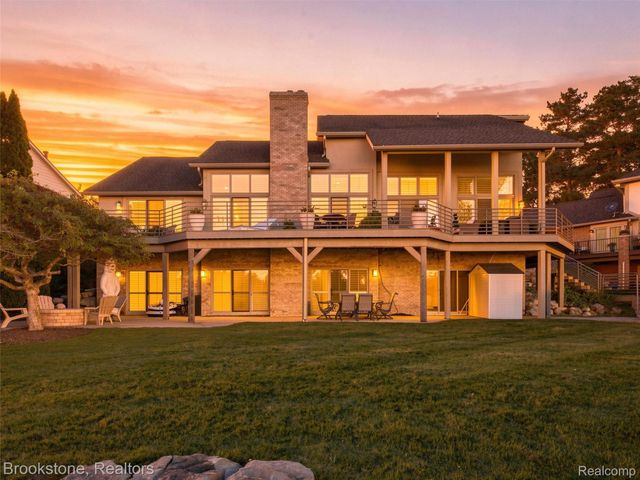 2613 Cove Bay Drive, Waterford Charter Township, MI 48329