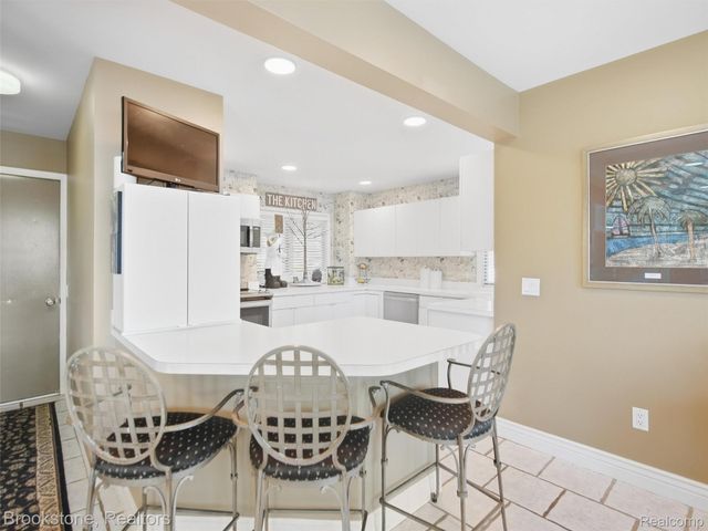 2613 Cove Bay Drive, Waterford Charter Township, MI 48329