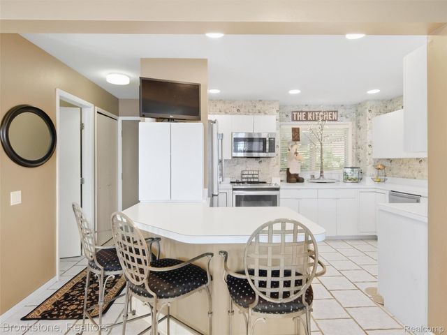 2613 Cove Bay Drive, Waterford Charter Township, MI 48329