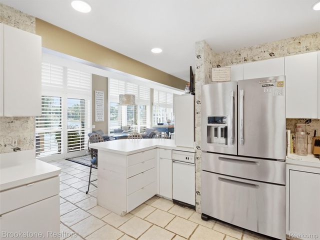 2613 Cove Bay Drive, Waterford Charter Township, MI 48329