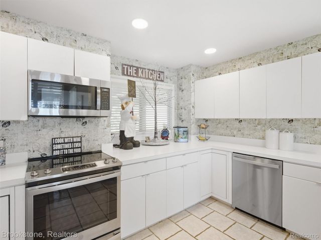 2613 Cove Bay Drive, Waterford Charter Township, MI 48329
