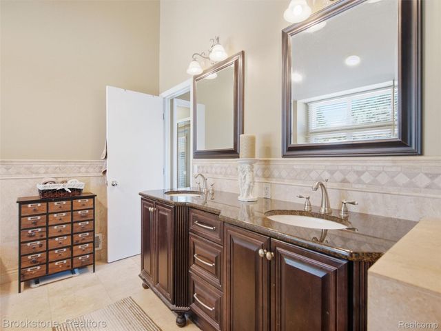 2613 Cove Bay Drive, Waterford Charter Township, MI 48329