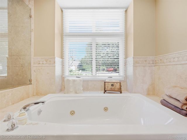 2613 Cove Bay Drive, Waterford Charter Township, MI 48329
