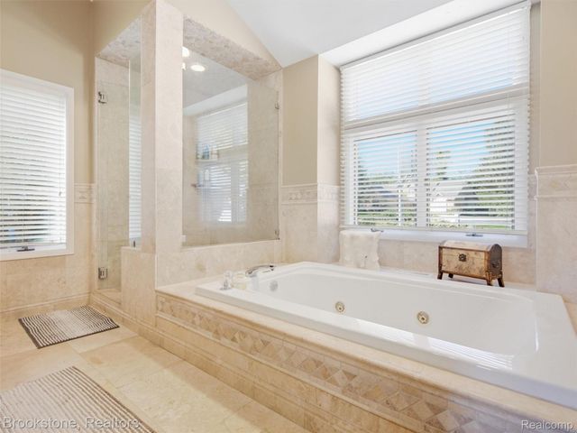 2613 Cove Bay Drive, Waterford Charter Township, MI 48329