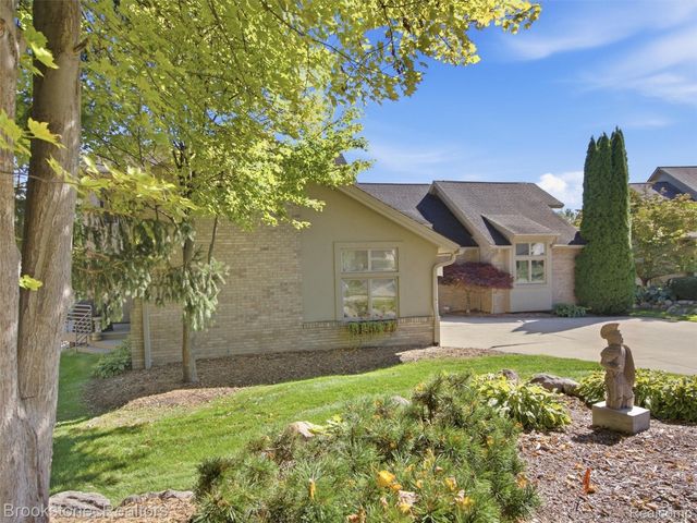 2613 Cove Bay Drive, Waterford Charter Township, MI 48329