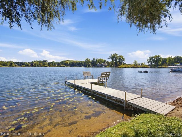 2613 Cove Bay Drive, Waterford Charter Township, MI 48329
