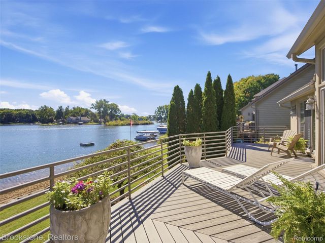 2613 Cove Bay Drive, Waterford Charter Township, MI 48329