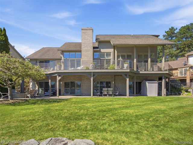 2613 Cove Bay Drive, Waterford Charter Township, MI 48329