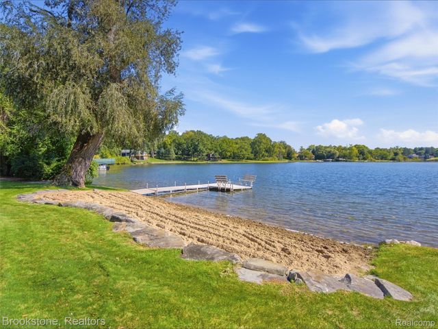 2613 Cove Bay Drive, Waterford Charter Township, MI 48329
