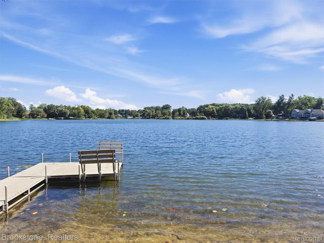 2613 Cove Bay Drive, Waterford Charter Township, MI 48329
