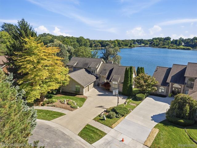 2613 Cove Bay Drive, Waterford Charter Township, MI 48329