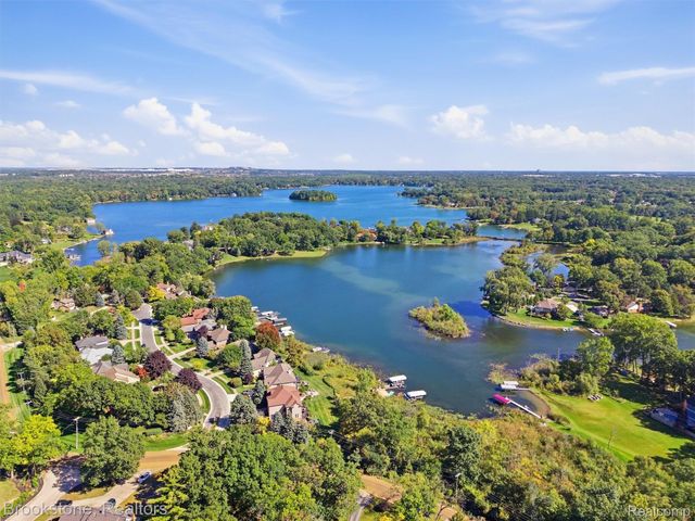 2613 Cove Bay Drive, Waterford Charter Township, MI 48329