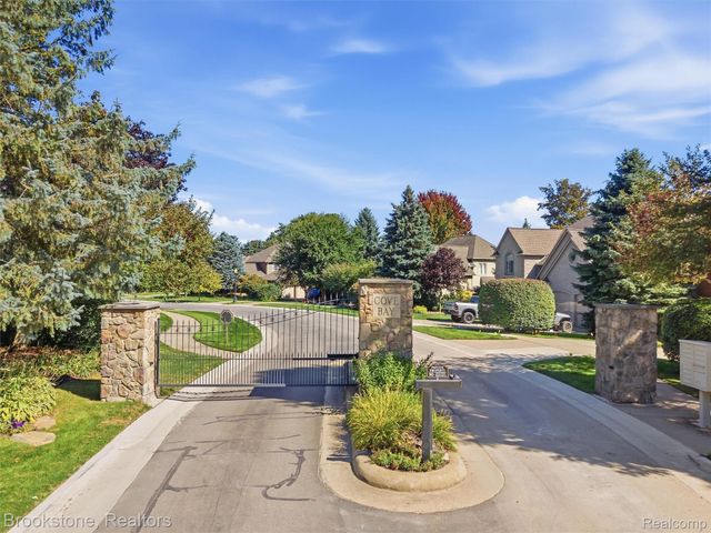 2613 Cove Bay Drive, Waterford Charter Township, MI 48329
