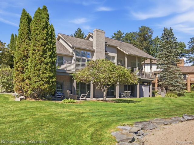 2613 Cove Bay Drive, Waterford Charter Township, MI 48329