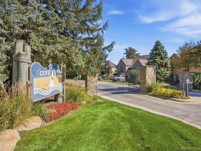 2613 Cove Bay Drive, Waterford Charter Township, MI 48329