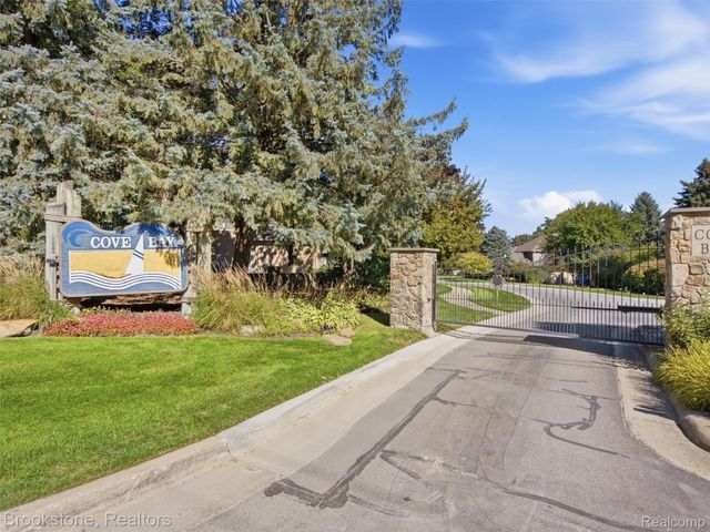 2613 Cove Bay Drive, Waterford Charter Township, MI 48329
