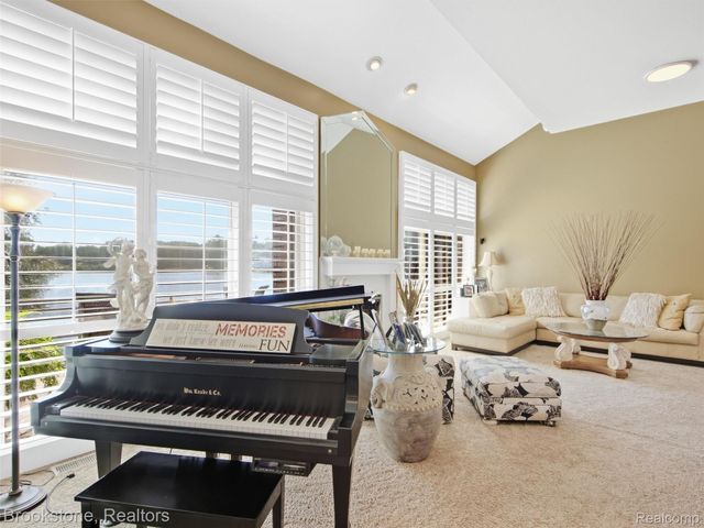 2613 Cove Bay Drive, Waterford Charter Township, MI 48329