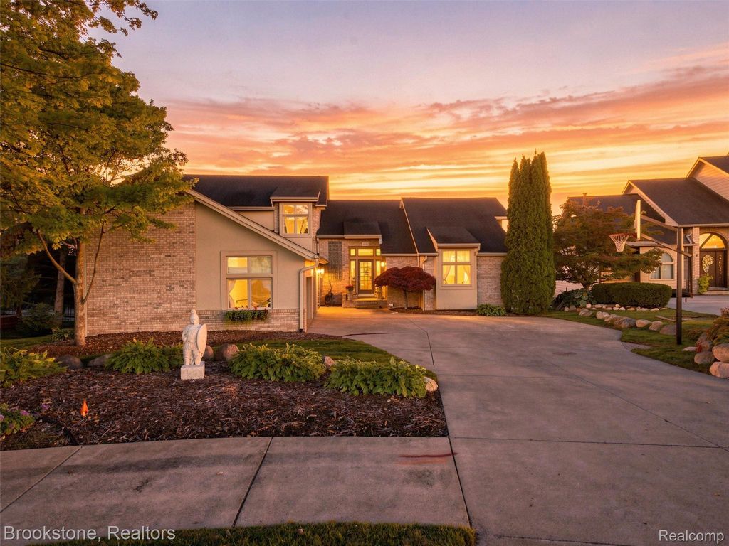 2613 Cove Bay Drive, Waterford Charter Township, MI 48329