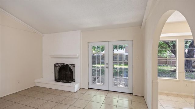 2102 E Timberview Lane, Arlington, TX 76014