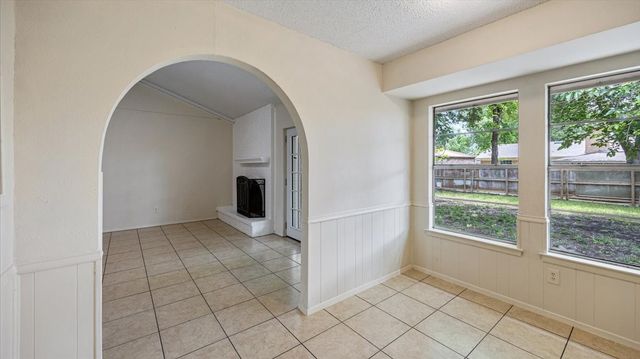 2102 E Timberview Lane, Arlington, TX 76014