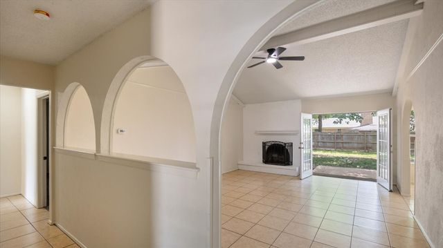 2102 E Timberview Lane, Arlington, TX 76014