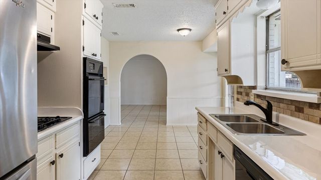 2102 E Timberview Lane, Arlington, TX 76014
