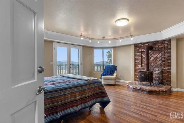 24050 Jacaranda Drive, Tehachapi, CA 93561
