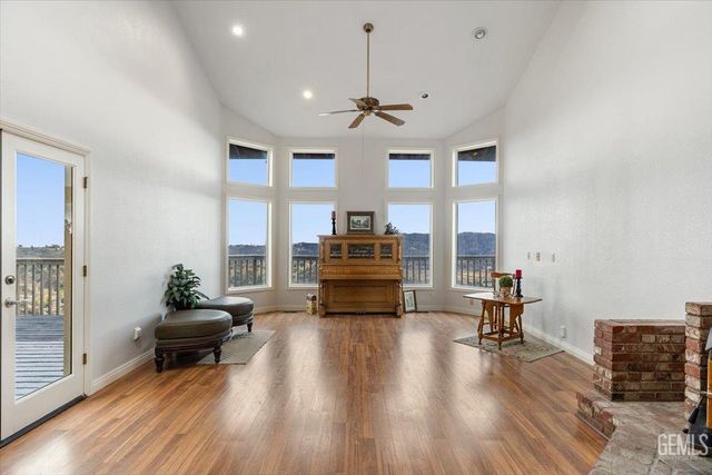 24050 Jacaranda Drive, Tehachapi, CA 93561