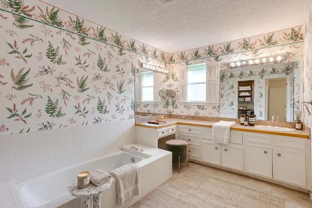 6800 Kingswood Drive, Fort Worth, TX 76133